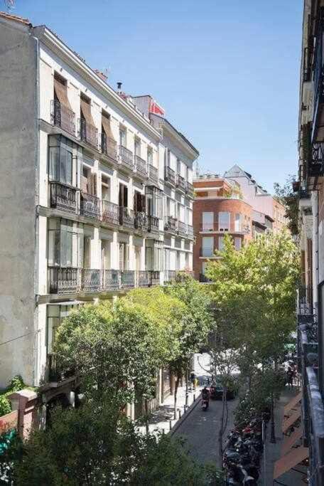 Un Fascinante Estudio En Madrid Centro Buitenkant foto